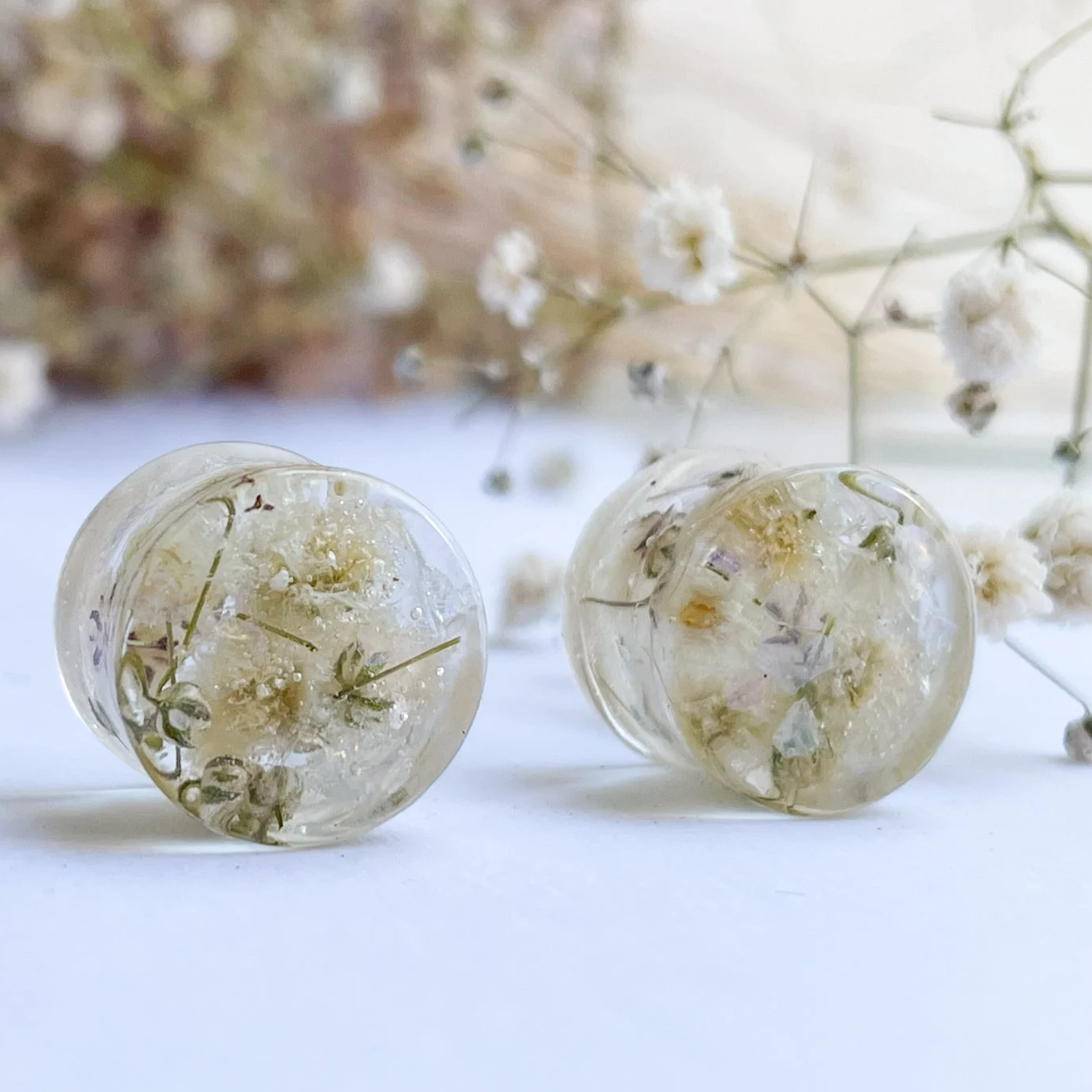 White flower plugs ear gauges